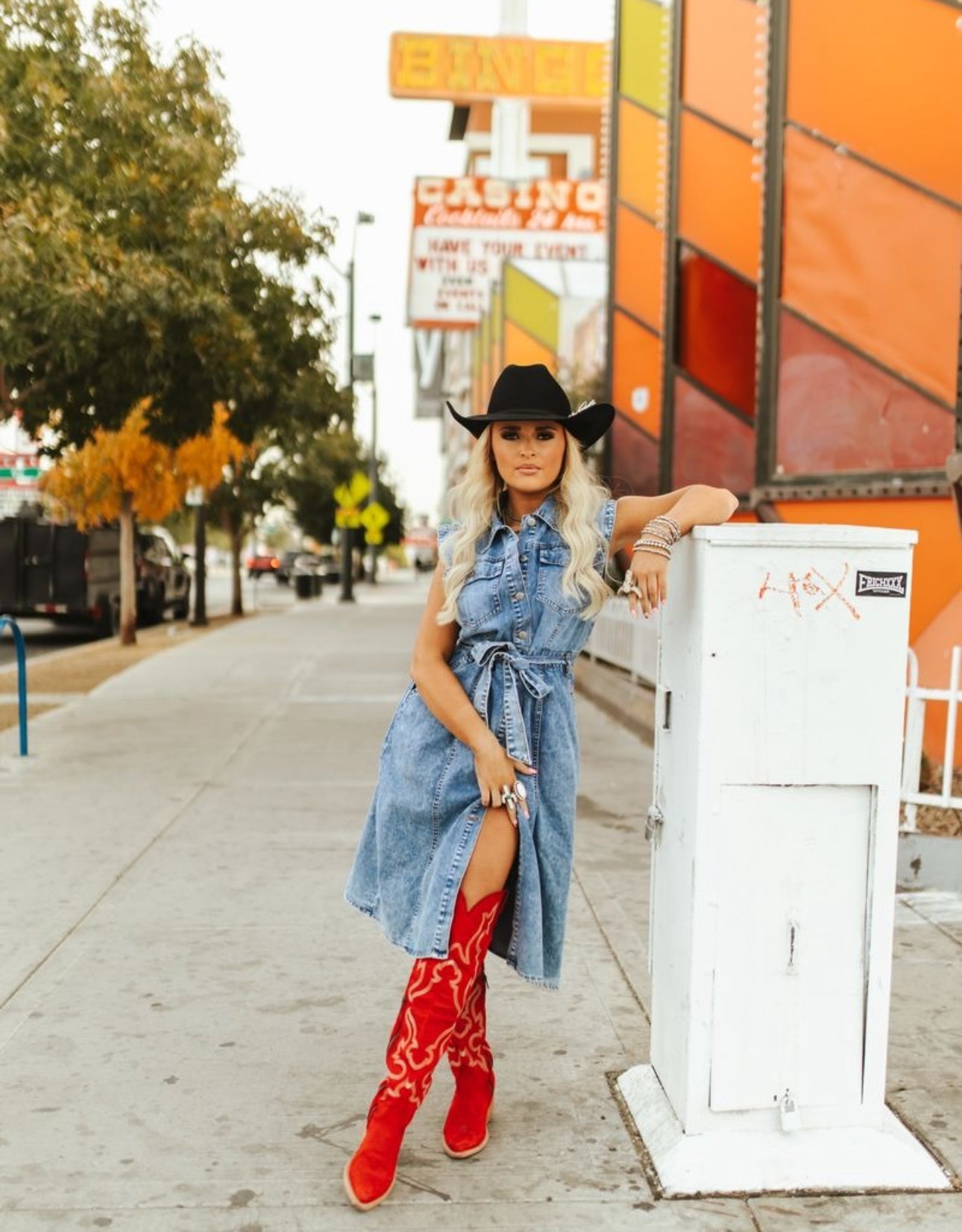 MID WASH DENIM SLEEVELESS BUTTON DOWN BELTED DRESS🔥