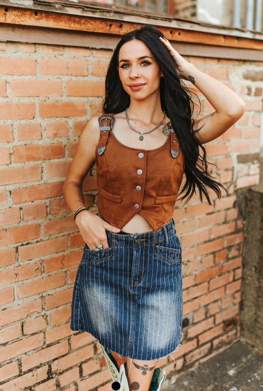 BROWN SUEDE BUCKLE STRAP
BUTTON DOWN VEST